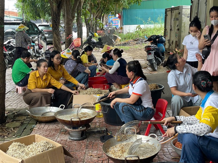 Nghệ An: Những bàn tay phụ nữ nối dài yêu thương đến vùng lũ- Ảnh 2.
