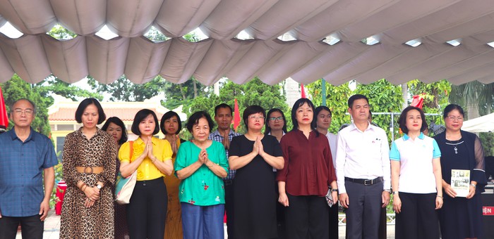 TƯ Hội LHPN Việt Nam: Các đơn vị viếng nghĩa trang liệt sĩ và trao tặng Tủ sách Đặng Thùy Trâm- Ảnh 1.