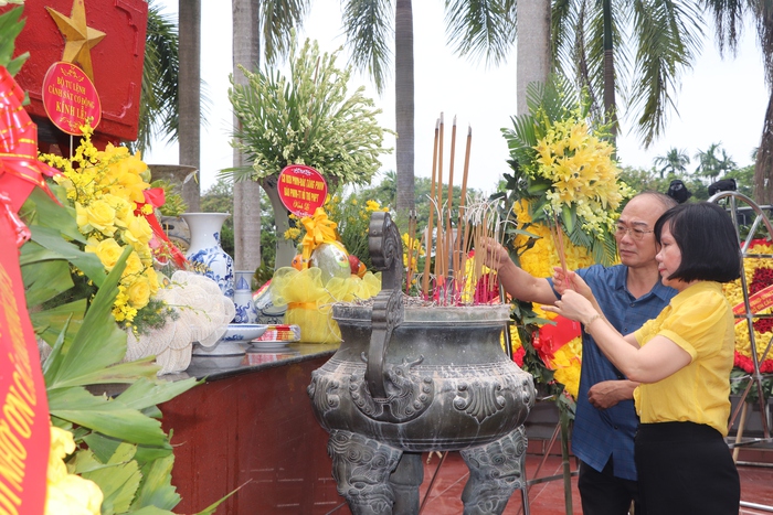 TƯ Hội LHPN Việt Nam: Các đơn vị viếng nghĩa trang liệt sĩ và trao tặng Tủ sách Đặng Thùy Trâm- Ảnh 3.