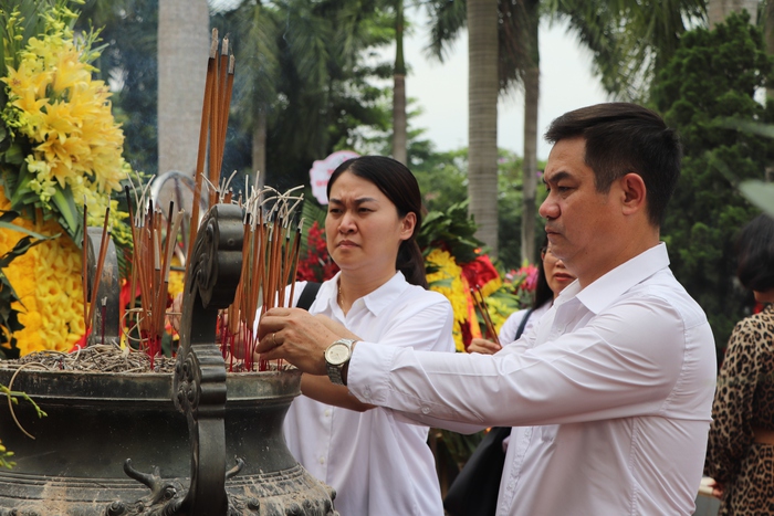 TƯ Hội LHPN Việt Nam: Các đơn vị viếng nghĩa trang liệt sĩ và trao tặng Tủ sách Đặng Thùy Trâm- Ảnh 4.