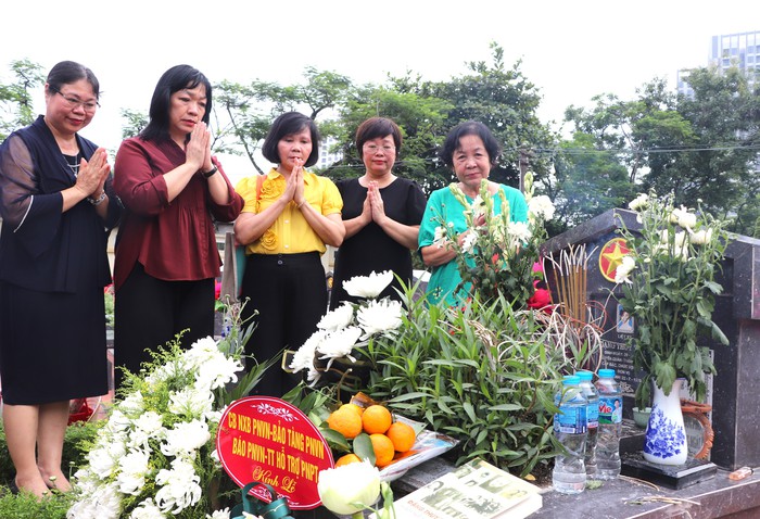 TƯ Hội LHPN Việt Nam: Các đơn vị viếng nghĩa trang liệt sĩ và trao tặng Tủ sách Đặng Thùy Trâm- Ảnh 5.