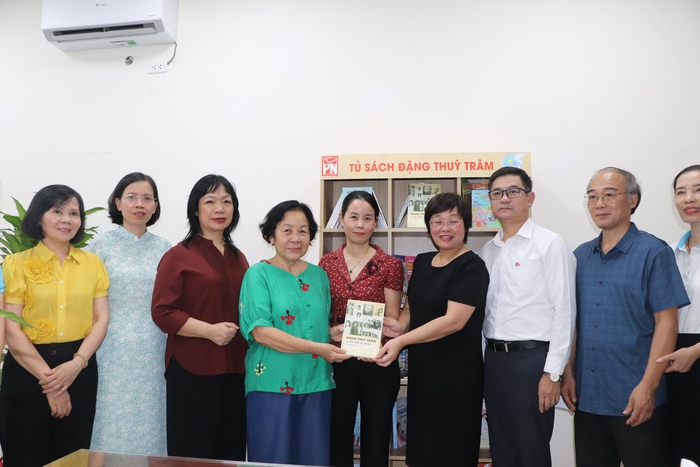 TƯ Hội LHPN Việt Nam: Các đơn vị viếng nghĩa trang liệt sĩ và trao tặng Tủ sách Đặng Thùy Trâm- Ảnh 7.