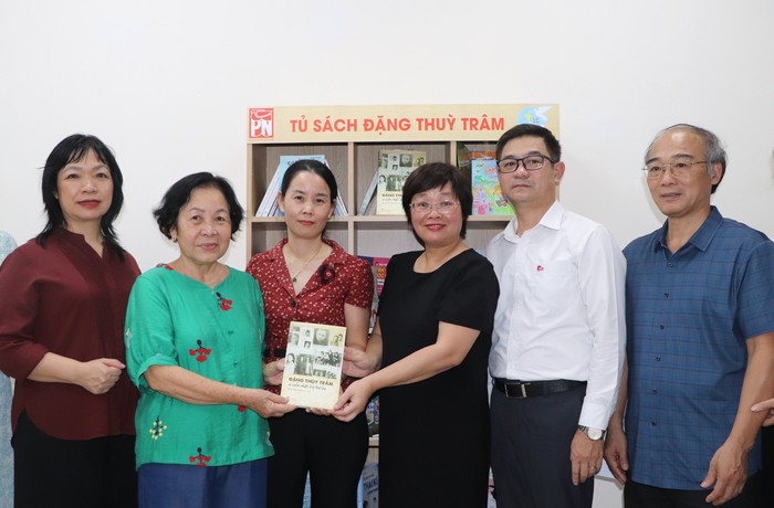 TƯ Hội LHPN Việt Nam: Các đơn vị viếng nghĩa trang liệt sĩ và trao tặng Tủ sách Đặng Thùy Trâm- Ảnh 2.