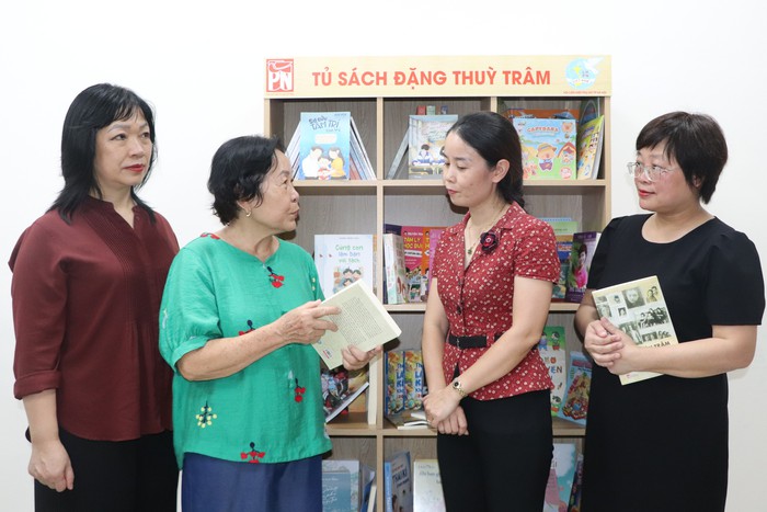 TƯ Hội LHPN Việt Nam: Các đơn vị viếng nghĩa trang liệt sĩ và trao tặng Tủ sách Đặng Thùy Trâm- Ảnh 8.