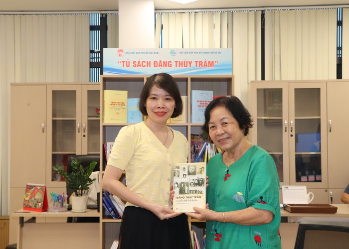 TƯ Hội LHPN Việt Nam: Các đơn vị viếng nghĩa trang liệt sĩ và trao tặng Tủ sách Đặng Thùy Trâm- Ảnh 9.
