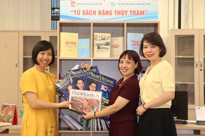 TƯ Hội LHPN Việt Nam: Các đơn vị viếng nghĩa trang liệt sĩ và trao tặng Tủ sách Đặng Thùy Trâm- Ảnh 10.
