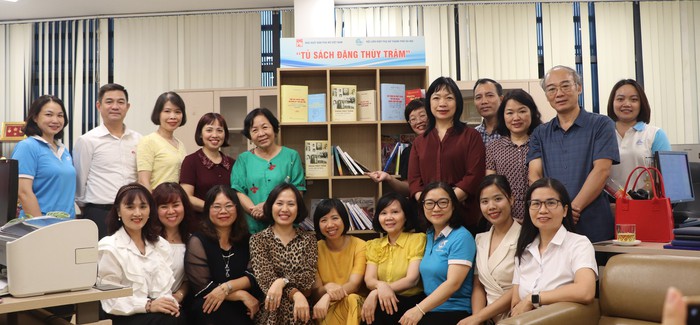 TƯ Hội LHPN Việt Nam: Các đơn vị viếng nghĩa trang liệt sĩ và trao tặng Tủ sách Đặng Thùy Trâm- Ảnh 11.