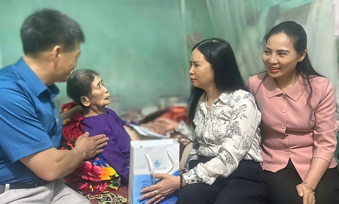 Lãnh đạo Hội LHPN Việt Nam thăm, tặng quà Mẹ Việt Nam anh hùng tại Tuyên Quang- Ảnh 1. Lãnh đạo Hội LHPN Việt Nam thăm, tặng quà Mẹ Việt Nam anh hùng tại Tuyên Quang- Ảnh 1.
