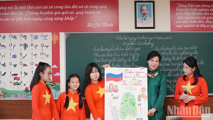 Phu nhân Tổng Bí thư Ngô Phương Ly thăm lớp học tiếng Việt tại Nga- Ảnh 2. Phu nhân Tổng Bí thư Ngô Phương Ly thăm lớp học tiếng Việt tại Nga- Ảnh 2.