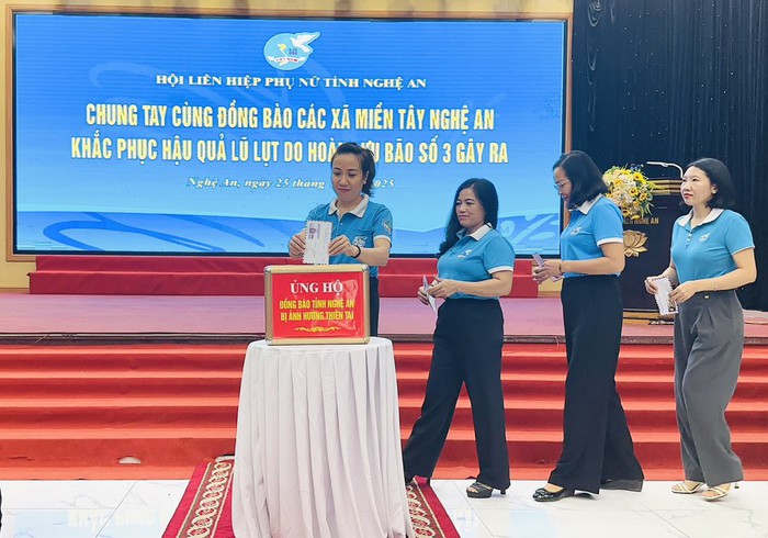Nghệ An: Những bàn tay phụ nữ nối dài yêu thương đến vùng lũ- Ảnh 1.