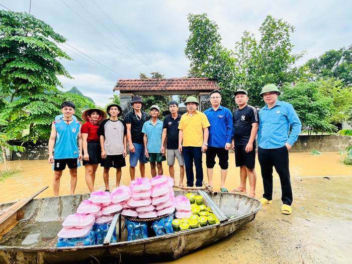 Những suất cơm thắm đượm tình người gửi vùng lũ - Ảnh 3.