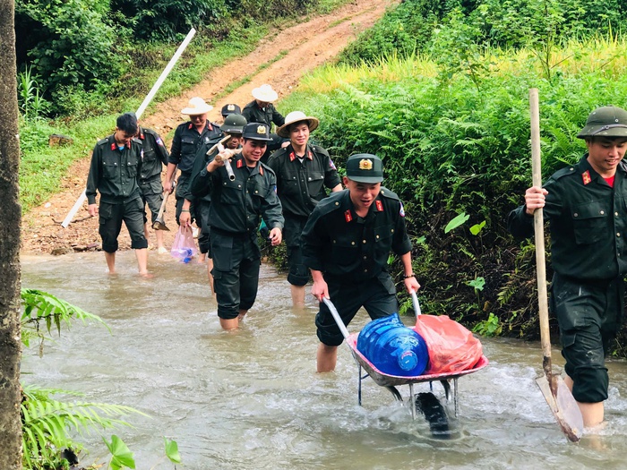 Trung đoàn Cảnh sát cơ động Đông Bắc giúp đồng bào dân tộc "Xóa nhà tạm, nhà dột nát"- Ảnh 1.