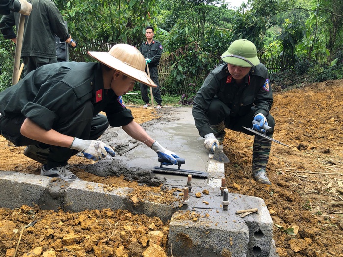 Trung đoàn Cảnh sát cơ động Đông Bắc giúp đồng bào dân tộc "Xóa nhà tạm, nhà dột nát"- Ảnh 5.