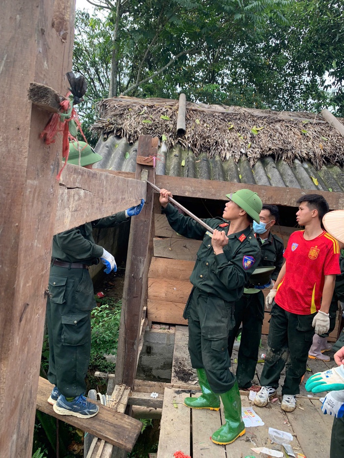 Trung đoàn Cảnh sát cơ động Đông Bắc giúp đồng bào dân tộc "Xóa nhà tạm, nhà dột nát"- Ảnh 7.