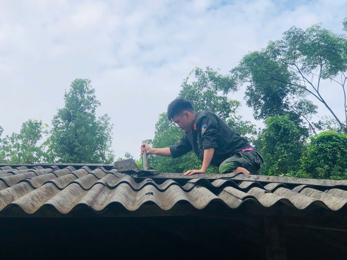 Trung đoàn Cảnh sát cơ động Đông Bắc giúp đồng bào dân tộc "Xóa nhà tạm, nhà dột nát"- Ảnh 4.
