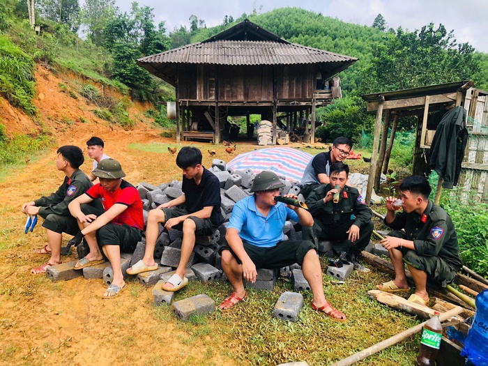 Trung đoàn Cảnh sát cơ động Đông Bắc giúp đồng bào dân tộc "Xóa nhà tạm, nhà dột nát"- Ảnh 9.