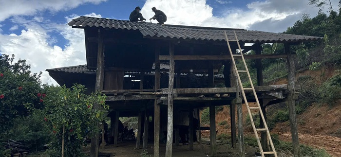 Trung đoàn Cảnh sát cơ động Đông Bắc giúp đồng bào dân tộc "Xóa nhà tạm, nhà dột nát"- Ảnh 2.