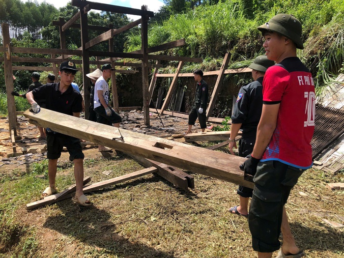 Trung đoàn Cảnh sát cơ động Đông Bắc giúp đồng bào dân tộc "Xóa nhà tạm, nhà dột nát"- Ảnh 3.