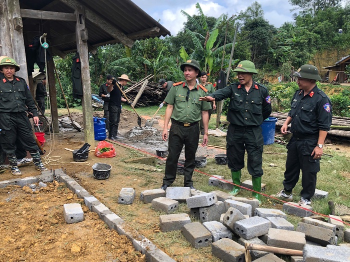 Trung đoàn Cảnh sát cơ động Đông Bắc giúp đồng bào dân tộc "Xóa nhà tạm, nhà dột nát"- Ảnh 8.