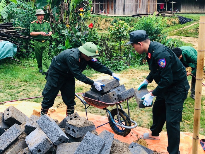 Trung đoàn Cảnh sát cơ động Đông Bắc giúp đồng bào dân tộc "Xóa nhà tạm, nhà dột nát"- Ảnh 10.