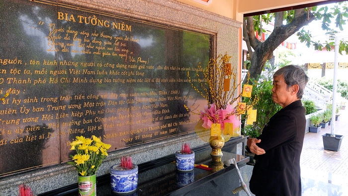 Bà Lê Hồng Quân - nguyên tiểu đoàn trưởng Tiểu đoàn nữ biệt động Lê Thị Riêng Bà Lê Hồng Quân - nguyên tiểu đoàn trưởng Tiểu đoàn nữ biệt động Lê Thị Riêng