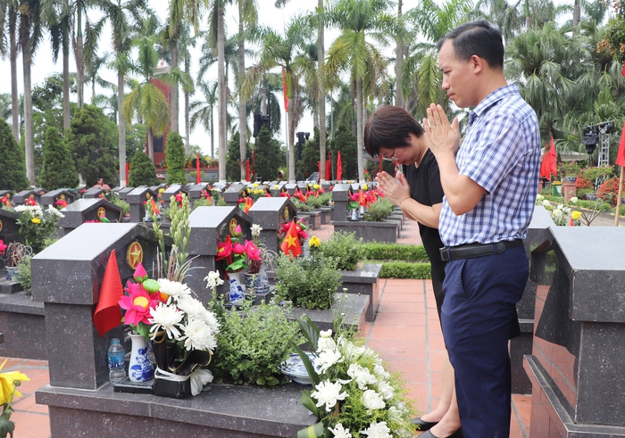 TƯ Hội LHPN Việt Nam: Các đơn vị viếng nghĩa trang liệt sĩ và trao tặng Tủ sách Đặng Thùy Trâm- Ảnh 6.