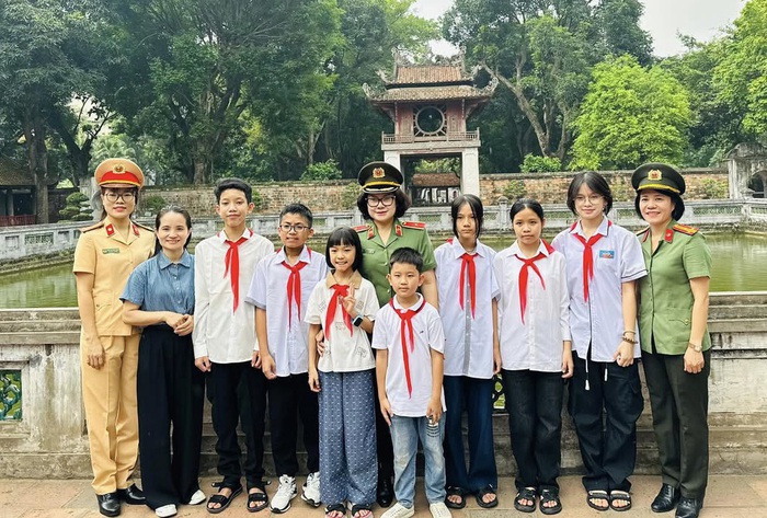 Hội Phụ nữ Công an tỉnh Thanh Hóa nhận đỡ đầu con liệt sĩ - Ảnh 1.