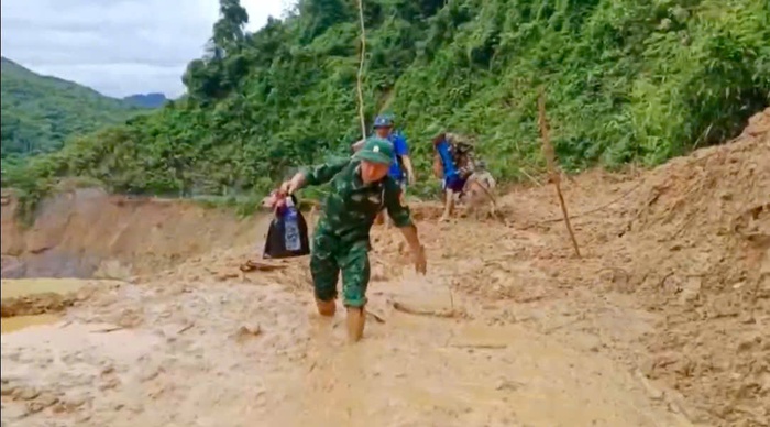Bộ đội biên phòng cứu trợ khẩn cấp cho người dân bản Phá Mựt- Ảnh 1.