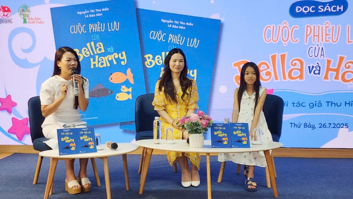 Tác giả Nguyễn Thị Thu Hiền cùng con gái Lê Bảo Hân tại buổi giao lưu (thứ 2 và 3 từ trái sang)
