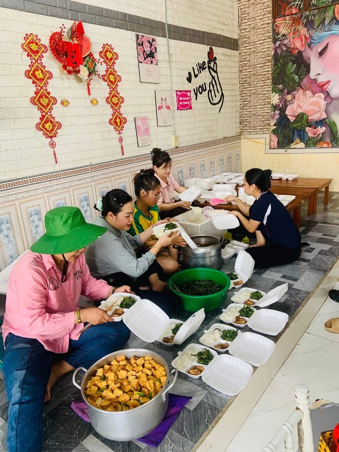 Những suất cơm thắm đượm tình người gửi vùng lũ - Ảnh 1.