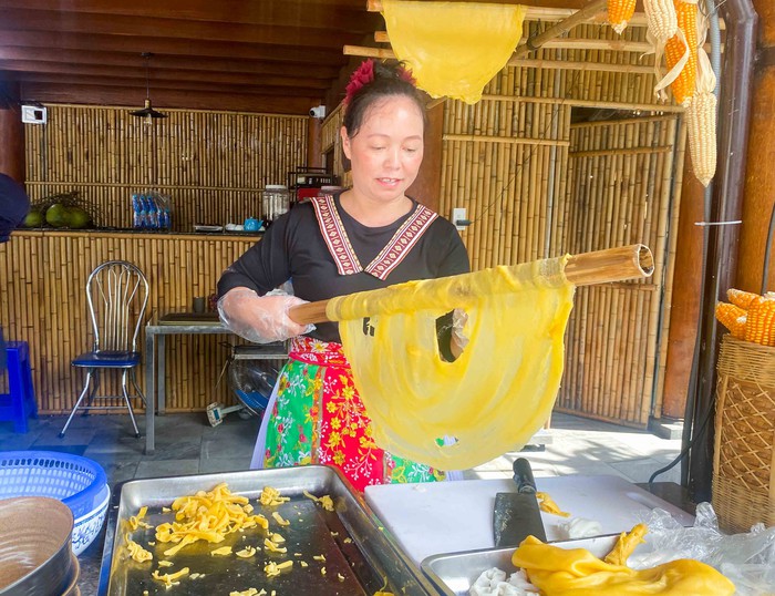 Tạo việc làm, tăng thu nhập cho phụ nữ dân tộc thiểu số từ đặc sản phở ngô - Ảnh 4.