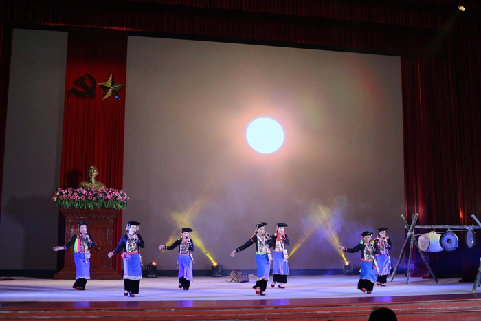 Tiết mục múa hát "Ánh trăng" của người Si La trên sân khấu