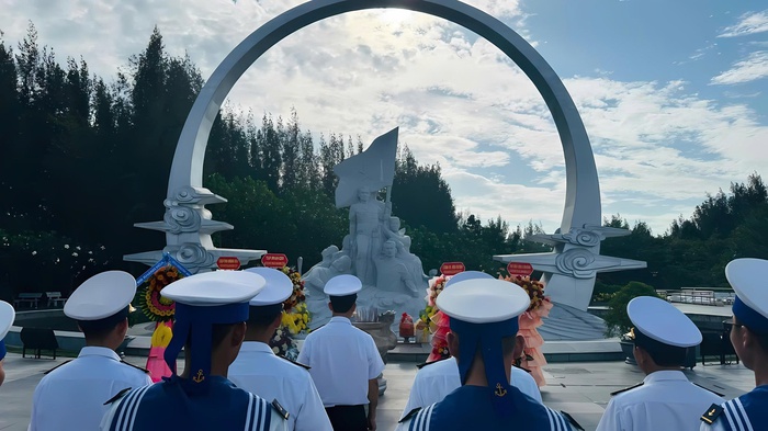 Thả hàng trăm hoa đăng xuống biển tưởng nhớ Anh hùng liệt sĩ Trường Sa- Ảnh 1.