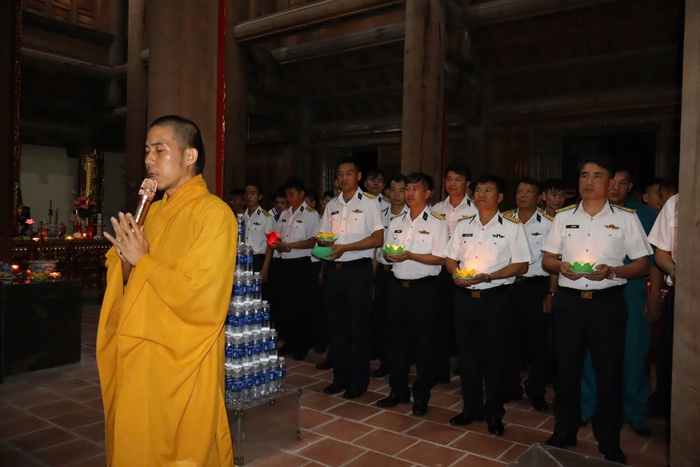 Thả hàng trăm hoa đăng xuống biển tưởng nhớ Anh hùng liệt sĩ Trường Sa- Ảnh 2.