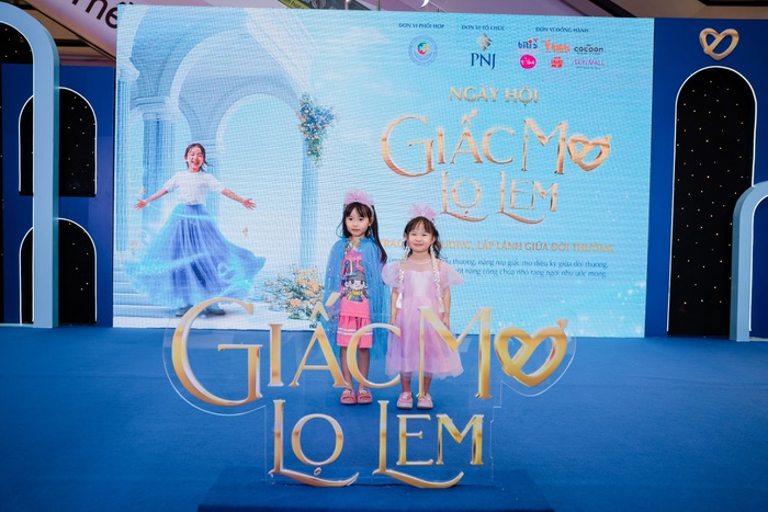 “Giấc mơ lọ lem” truyền cảm hứng đến 600 bé gái có hoàn cảnh đặc biệt- Ảnh 1. “Giấc mơ lọ lem” truyền cảm hứng đến 600 bé gái có hoàn cảnh đặc biệt- Ảnh 1.