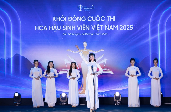 Màn ra mắt của những thí sinh đầu tiên tham gia cuộc thi Màn ra mắt của những thí sinh đầu tiên tham gia cuộc thi
