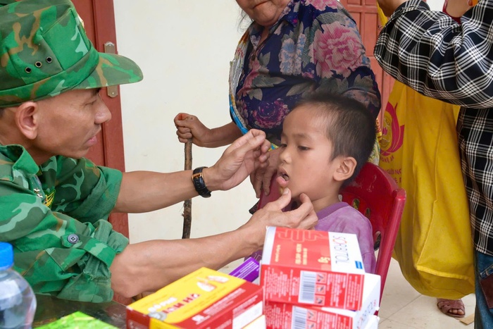 Quân y Bộ đội Biên phòng khám bệnh miễn phí cho người dân vùng lũ - Ảnh 1. Quân y Bộ đội Biên phòng khám bệnh miễn phí cho người dân vùng lũ - Ảnh 1.