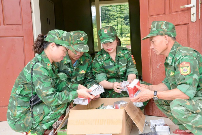 Quân y Bộ đội Biên phòng khám bệnh miễn phí cho người dân vùng lũ - Ảnh 2. Quân y Bộ đội Biên phòng khám bệnh miễn phí cho người dân vùng lũ - Ảnh 2.