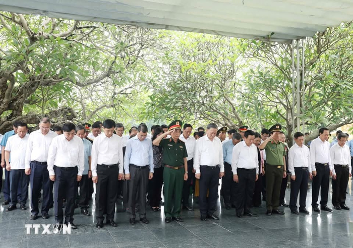 Tổng Bí thư Tô Lâm dâng hương tưởng niệm các anh hùng, liệt sỹ tại Điện Biên- Ảnh 1. Tổng Bí thư Tô Lâm dâng hương tưởng niệm các anh hùng, liệt sỹ tại Điện Biên- Ảnh 1.