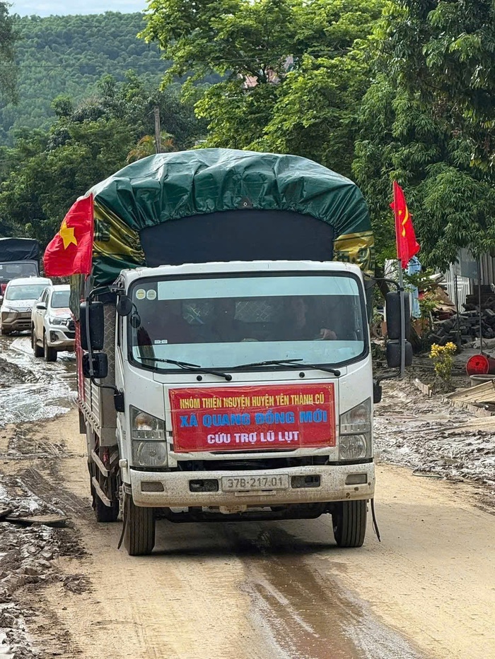 Những chuyến xe nghĩa tình vượt dốc lũ về miền Tây Nghệ An- Ảnh 1. Những chuyến xe nghĩa tình vượt dốc lũ về miền Tây Nghệ An- Ảnh 1.