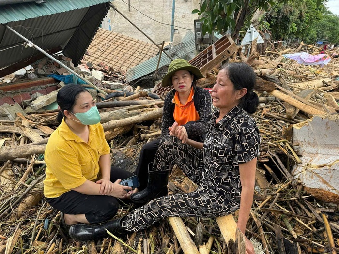 Những chuyến xe nghĩa tình vượt dốc lũ về miền Tây Nghệ An- Ảnh 5. Những chuyến xe nghĩa tình vượt dốc lũ về miền Tây Nghệ An- Ảnh 5.