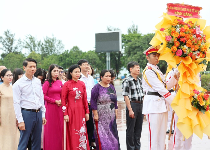Chủ tịch Hội LHPNVN tri ân Mẹ Việt Nam anh hùng, người có công, gia đình chính sách tại Gia Lai- Ảnh 1. Chủ tịch Hội LHPNVN tri ân Mẹ Việt Nam anh hùng, người có công, gia đình chính sách tại Gia Lai- Ảnh 1.