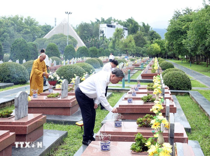 Tổng Bí thư Tô Lâm dâng hương tưởng niệm các anh hùng, liệt sỹ tại Điện Biên- Ảnh 2. Tổng Bí thư Tô Lâm dâng hương tưởng niệm các anh hùng, liệt sỹ tại Điện Biên- Ảnh 2.