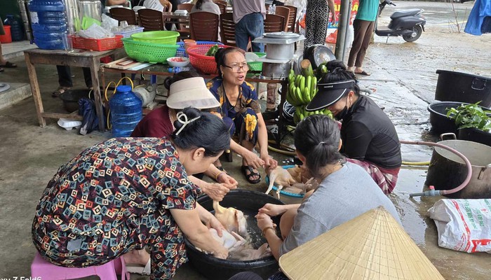 Những bếp ăn miễn phí "tiếp sức" đoàn cứu trợ bà con vùng lũ - Ảnh 1. Những bếp ăn miễn phí "tiếp sức" đoàn cứu trợ bà con vùng lũ - Ảnh 1.