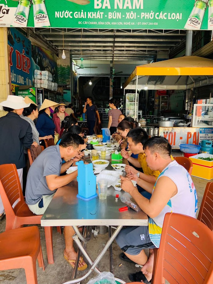Những bếp ăn miễn phí "tiếp sức" đoàn cứu trợ bà con vùng lũ - Ảnh 5. Những bếp ăn miễn phí "tiếp sức" đoàn cứu trợ bà con vùng lũ - Ảnh 5.