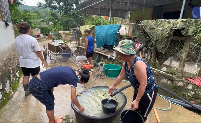 Sau lũ, miền Tây Nghệ An khát nước sạch - Ảnh 1. Sau lũ, miền Tây Nghệ An khát nước sạch - Ảnh 1.
