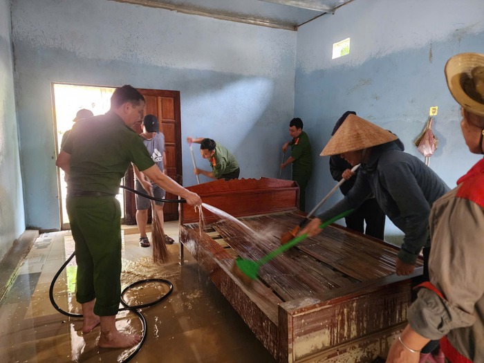 Sau lũ, miền Tây Nghệ An khát nước sạch - Ảnh 2. Sau lũ, miền Tây Nghệ An khát nước sạch - Ảnh 2.