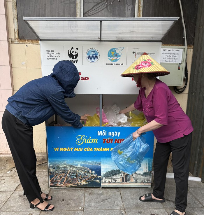 Phụ nữ Đồng Hới hào hứng gom rác thải, gây quỹ tình thương- Ảnh 2. Phụ nữ Đồng Hới hào hứng gom rác thải, gây quỹ tình thương- Ảnh 2.