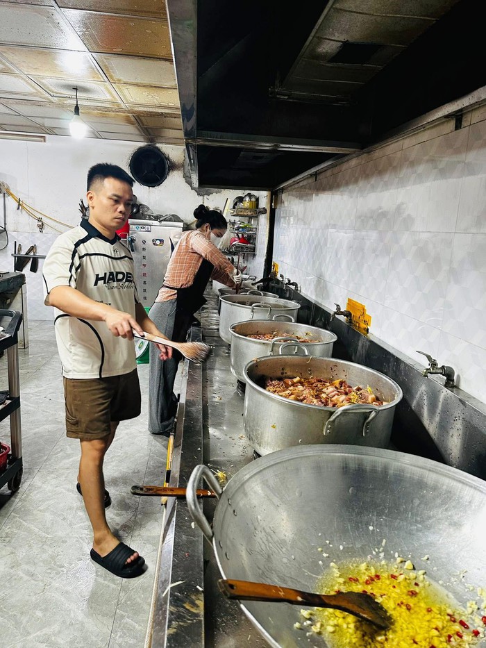 Những bếp ăn miễn phí "tiếp sức" đoàn cứu trợ bà con vùng lũ - Ảnh 2. Những bếp ăn miễn phí "tiếp sức" đoàn cứu trợ bà con vùng lũ - Ảnh 2.
