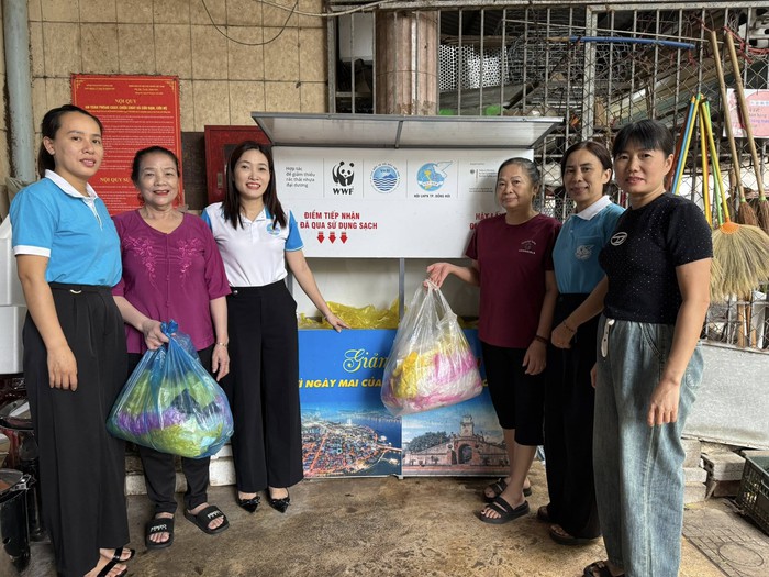 Phụ nữ Đồng Hới hào hứng gom rác thải, gây quỹ tình thương- Ảnh 1. Phụ nữ Đồng Hới hào hứng gom rác thải, gây quỹ tình thương- Ảnh 1.